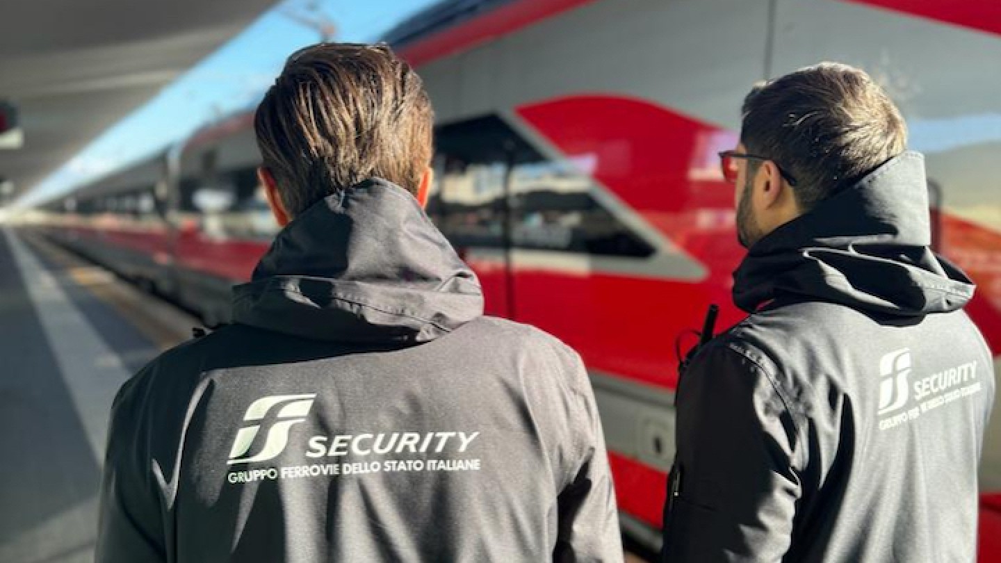 FERROVIE: Oltre 250 donne e uomini di FS Security sono pronti a monitorare 24 linee di treni al giorno dal Nord al Sud. I servizi sono attivi dal 25 novembre per un mese